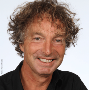 Auke Zeldenrust signeert bij Van der Velde in Leeuwarden