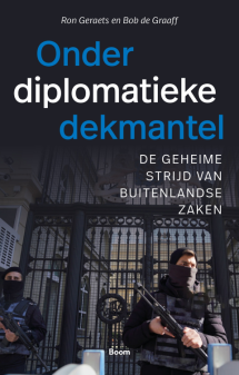 Onder diplomatieke dekmantel van Ron Geraets en Bob de Graaff (ISBN 9789024475766)