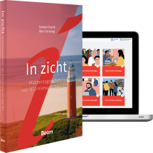 in zicht boek + laptop